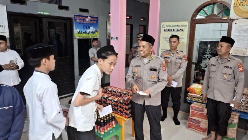 Polri Berikan Santunan Kepada Anak Yatim Sebagai Wujud Kepedulian Polri