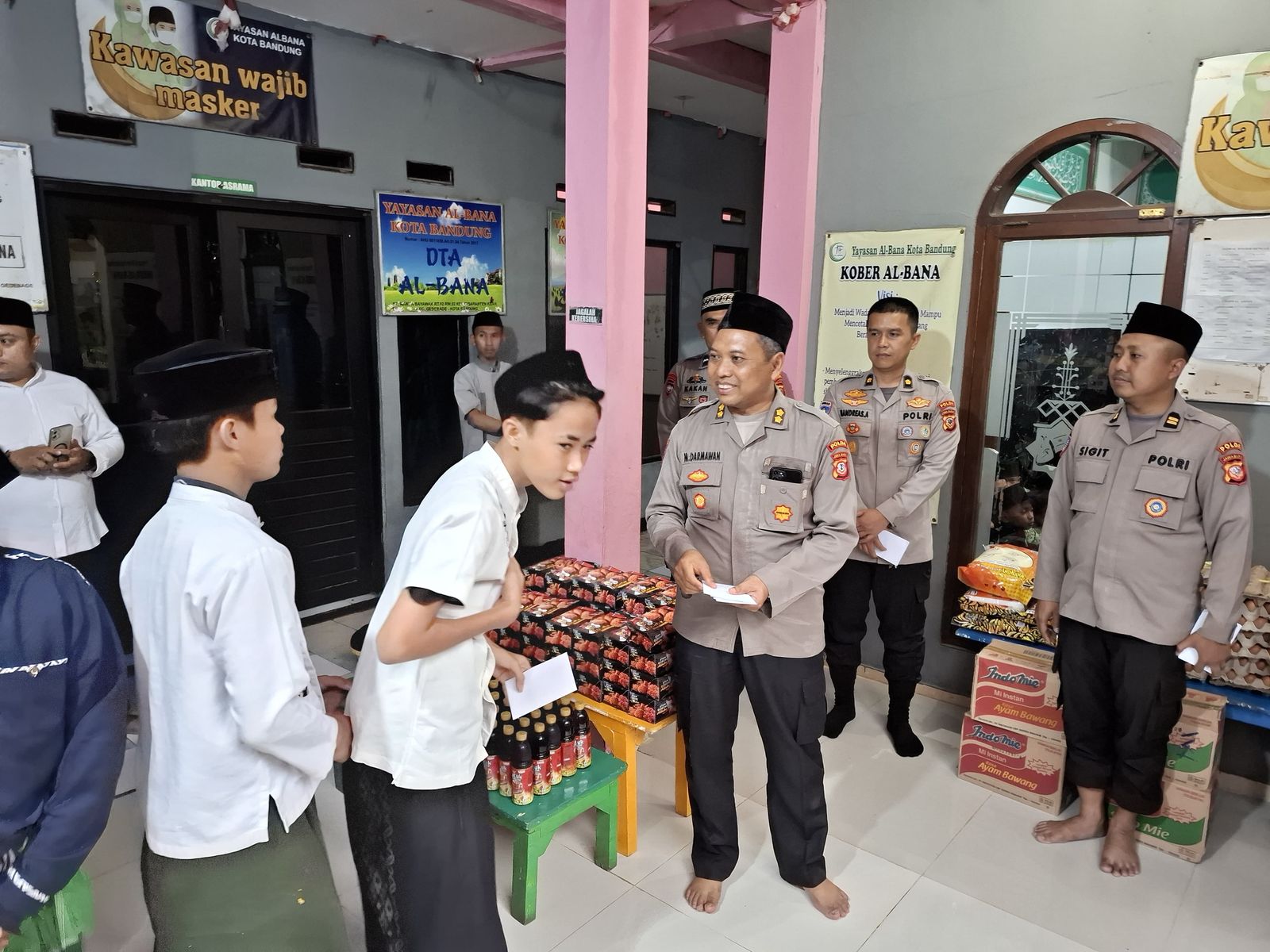 Polri Berikan Santunan Kepada Anak Yatim Sebagai Wujud Kepedulian Polri