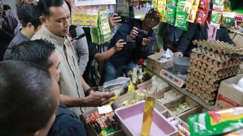 Polda Jabar Operasi dan Sidak HargaTakaran Minyak Kita,di Pasar Kosambi Bandung