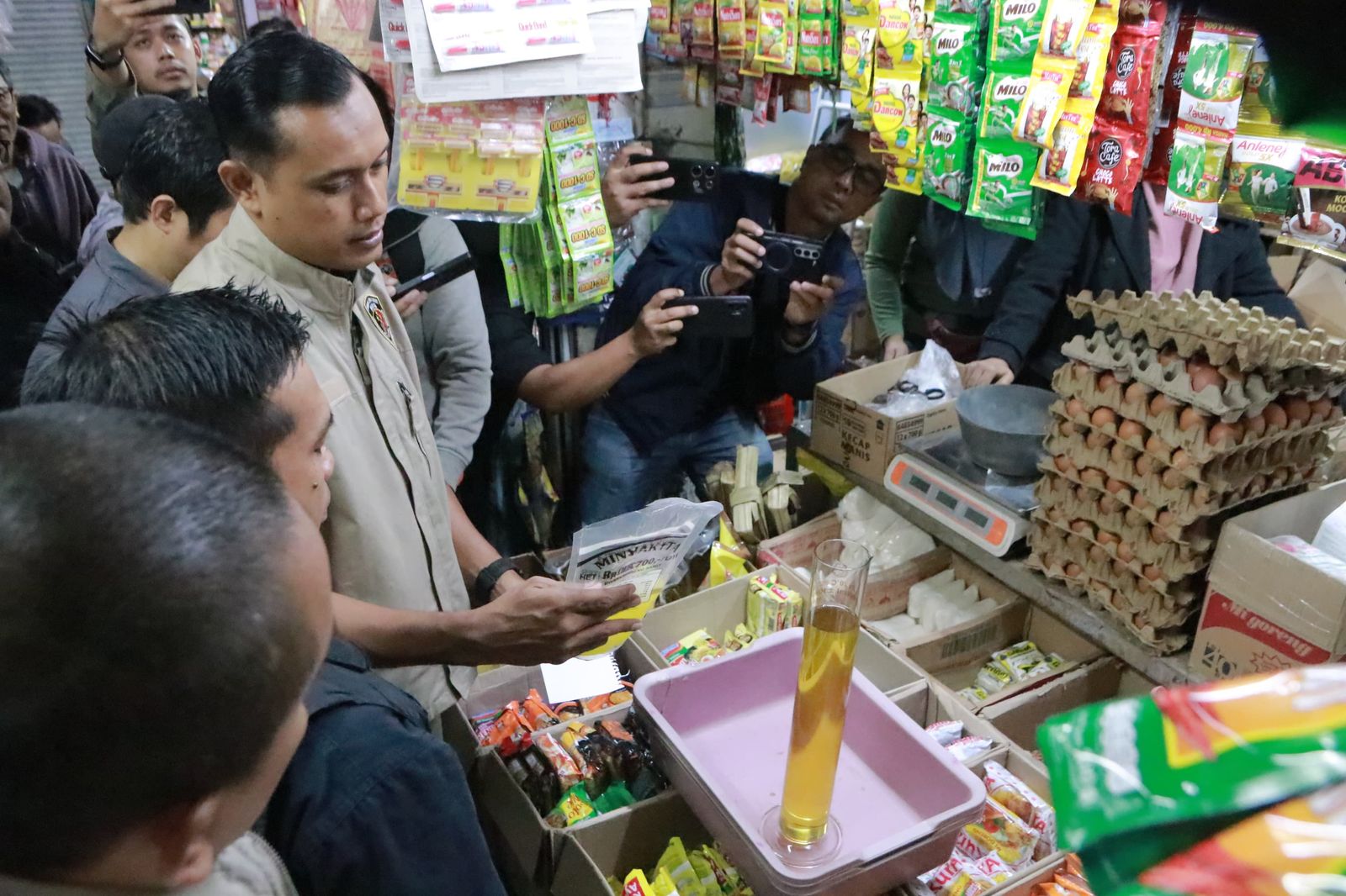 Polda Jabar Operasi dan Sidak HargaTakaran Minyak Kita,di Pasar Kosambi Bandung