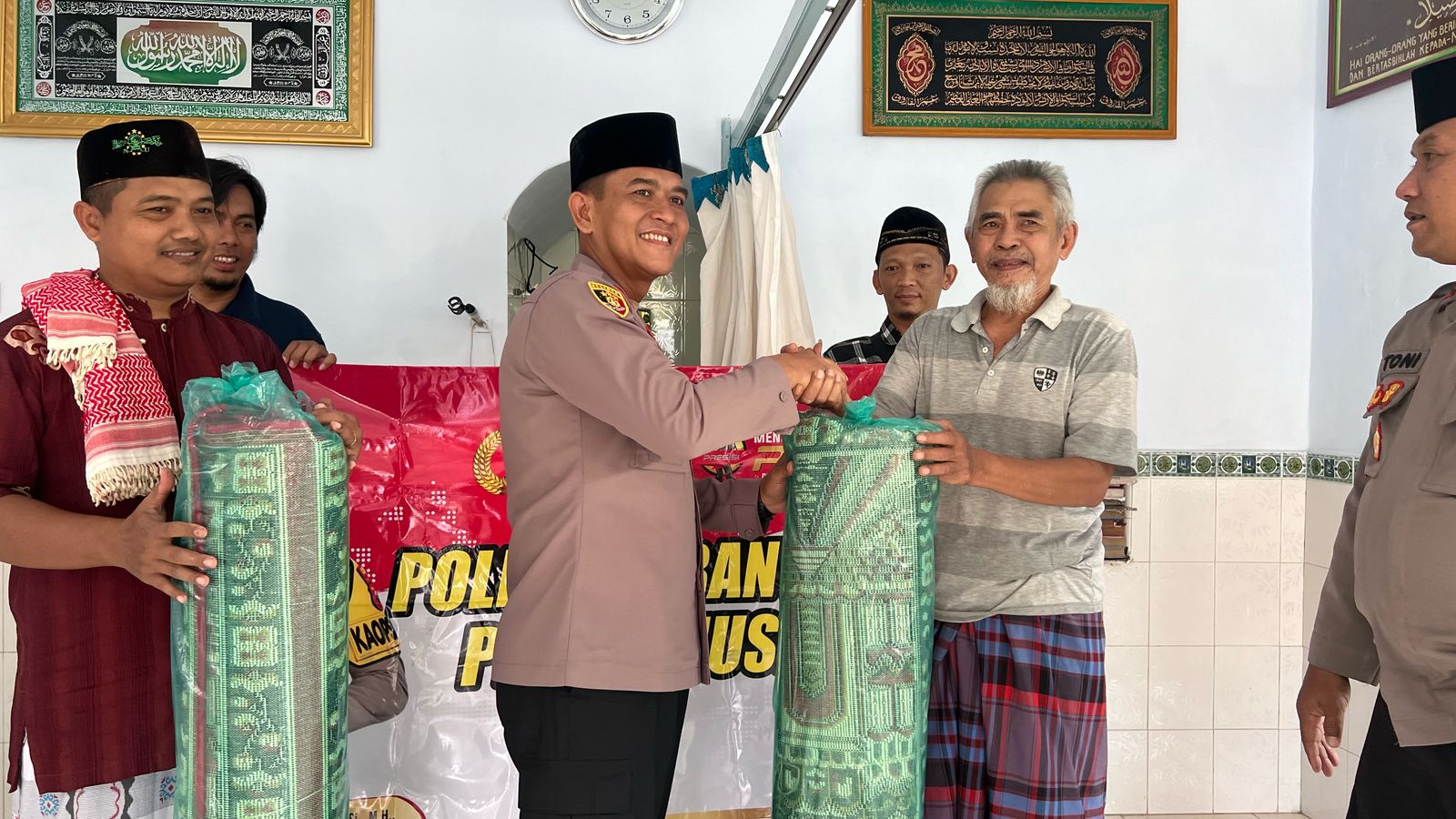 Polresta Banyuwangi Berikan Bantuan ke Mushola untuk Sarana Ibadah di Bulan Suci Ramadhan 1446 Hijriah 