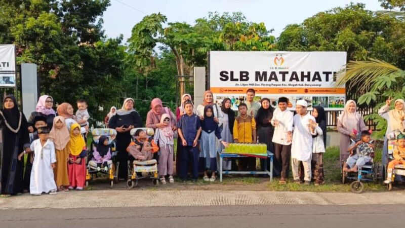 SLB Matahati Gelar Buka Puasa Bersama, Serta Membagikan Takjil Untuk Buka Puasa Kepada Pengguna Jalan yang Melintas 