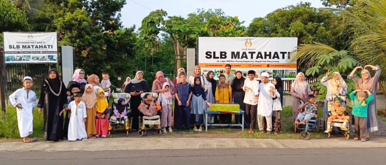 SLB Matahati Gelar Buka Puasa Bersama, Serta Membagikan Takjil Untuk Buka Puasa Kepada Pengguna Jalan yang Melintas 