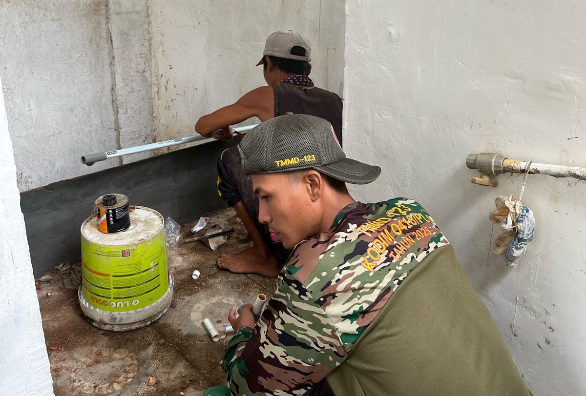 TNI Manunggal Membangun Desa (TMMD),Kodim 0418/Palembang bersama Warga Rehab Mushola Al-Hijrah