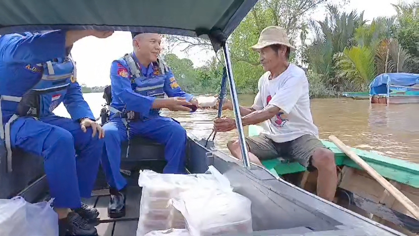 Berkah Ramadan, Polairud Berbagi Takjil di Pesisir Sungai Lilin