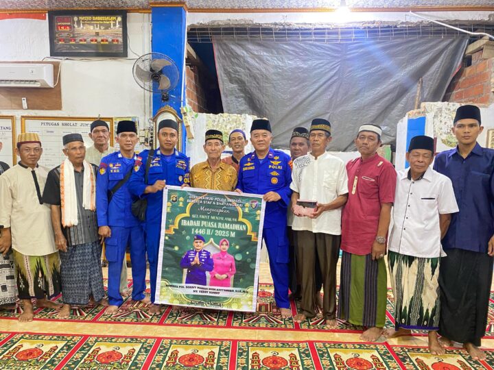 Kehangatan Ramadhan di Muara Lematang, Polairud Polda Sumsel Eratkan Silaturahmi Lewat Takjil dan Sholat Berjamaah