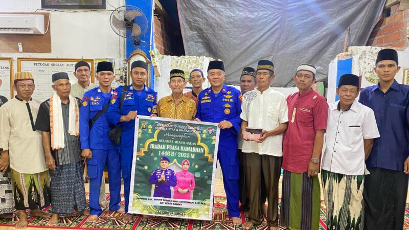 Kehangatan Ramadhan di Muara Lematang, Polairud Polda Sumsel Eratkan Silaturahmi Lewat Takjil dan Sholat Berjamaah