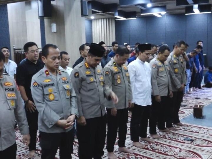 Bentuk Kepedulian, Jajaran Polri Gelar Salat Ghaib Untuk Anggota yang Gugur