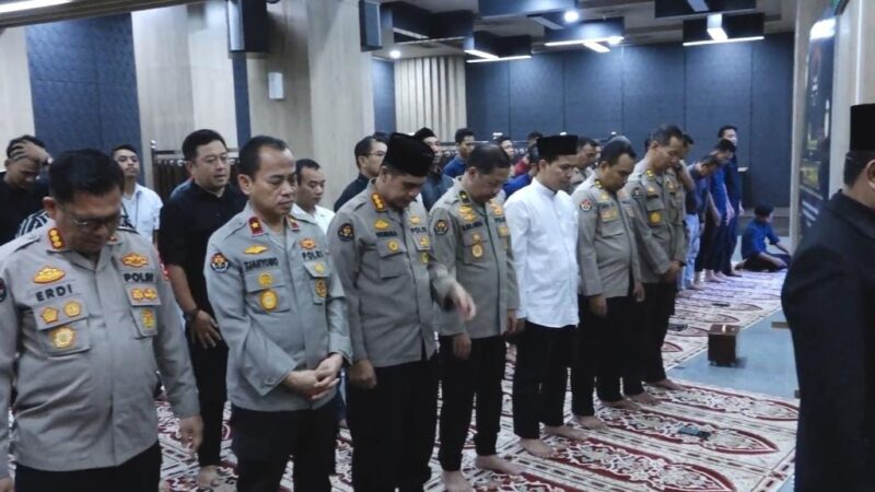 Bentuk Kepedulian, Jajaran Polri Gelar Salat Ghaib Untuk Anggota yang Gugur