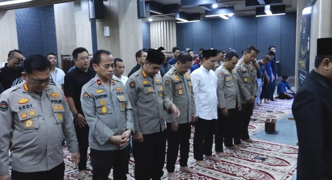 Bentuk Kepedulian, Jajaran Polri Gelar Salat Ghaib Untuk Anggota yang Gugur