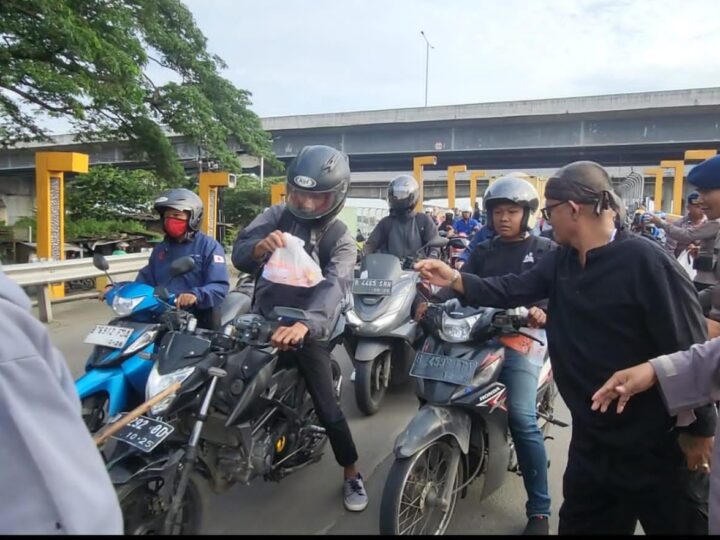 Aliansi Ormas Bekasi bersama Batalyon D Pelopor Satbrimob Polda Metro Jaya Bagikan 400 Takjil ke Pengguna Jalan di Jembatan Tegal Danas