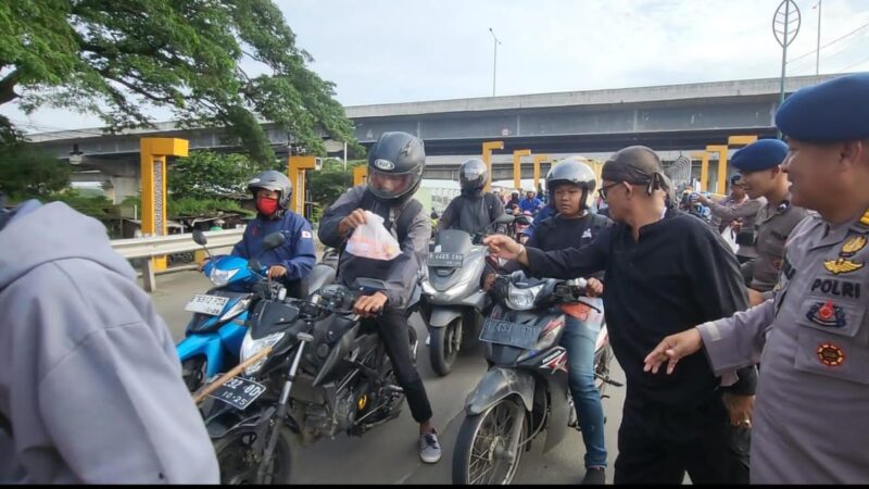 Aliansi Ormas Bekasi bersama Batalyon D Pelopor Satbrimob Polda Metro Jaya Bagikan 400 Takjil ke Pengguna Jalan di Jembatan Tegal Danas