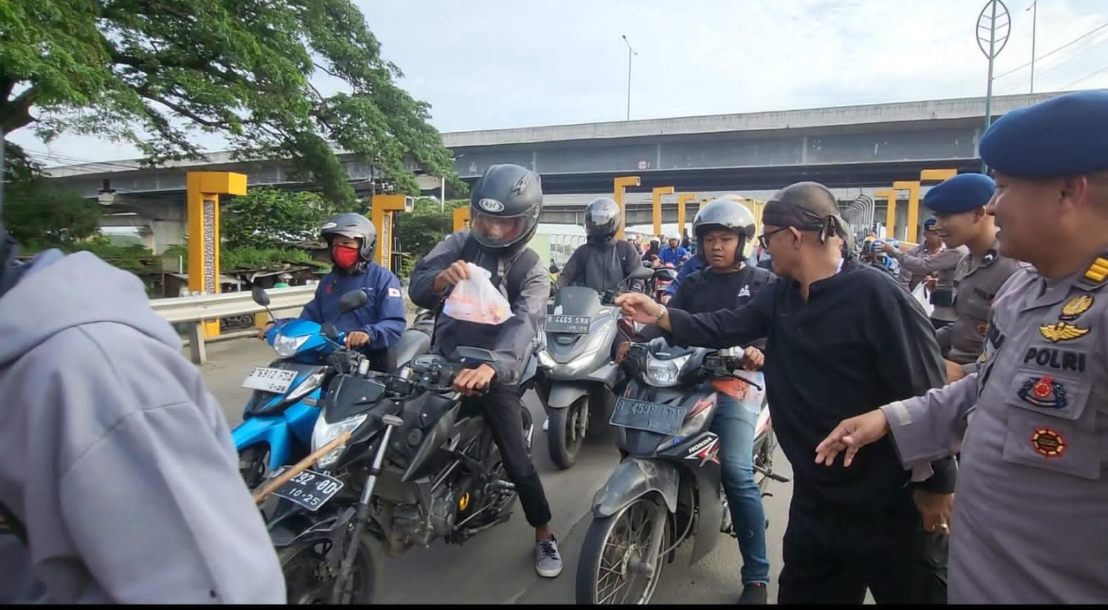 Aliansi Ormas Bekasi bersama Batalyon D Pelopor Satbrimob Polda Metro Jaya Bagikan 400 Takjil ke Pengguna Jalan di Jembatan Tegal Danas