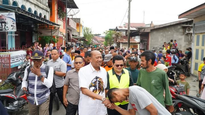 Bupati Langkat Syah Afandin Serahkan Bantuan dan akan Rehabilitasi Rumah Korban Kebakaran di Berandan