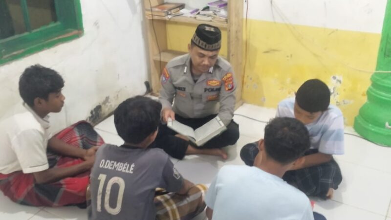 Bersama Remaja, Brigadir Warli Tadarusan Usai Sholat Tarawih Berjamaah 