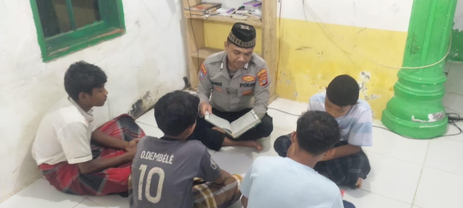 Bersama Remaja, Brigadir Warli Tadarusan Usai Sholat Tarawih Berjamaah 