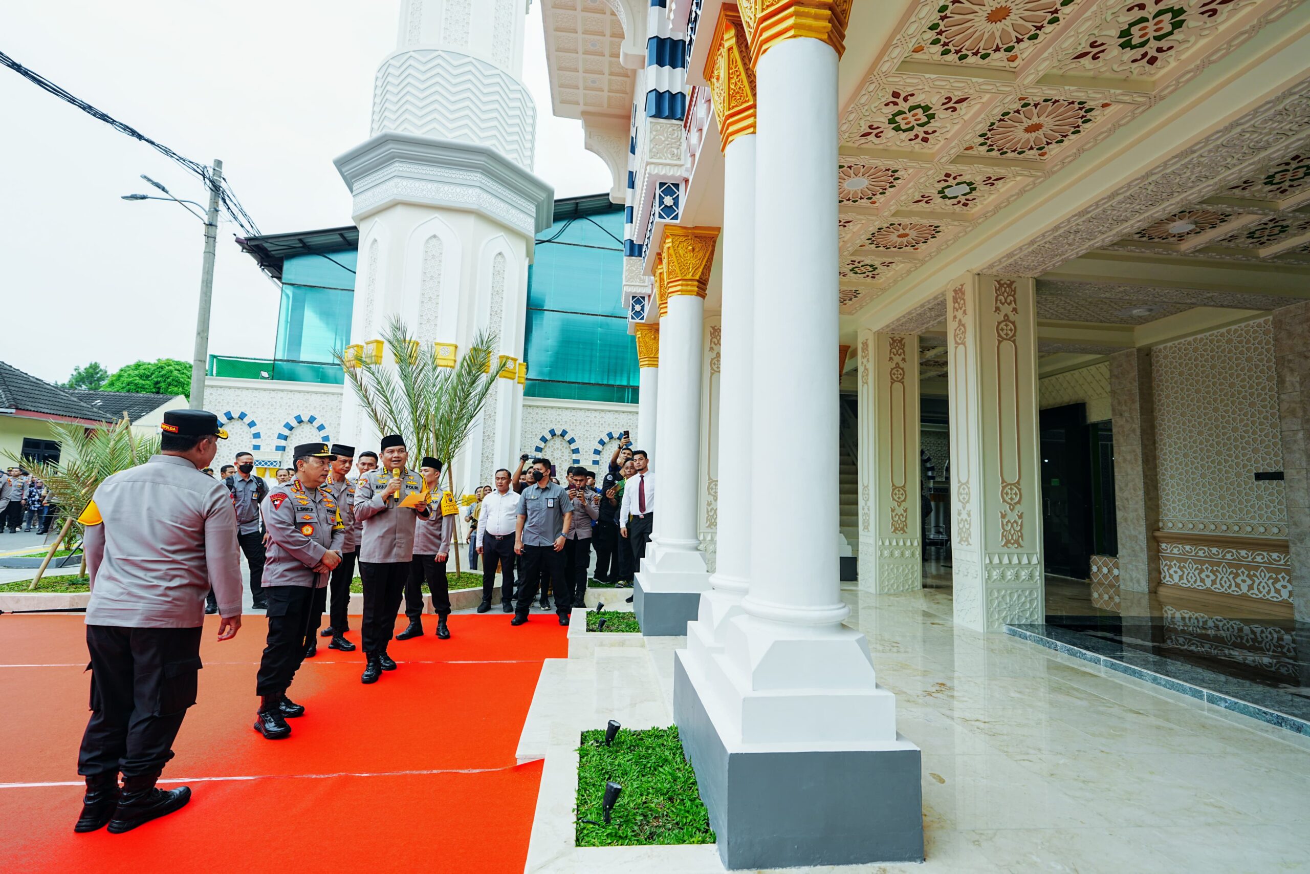 Kunjungi Polda Sumut, Kapolri Tinjau Renovasi Masjid hingga Bakti Sosial