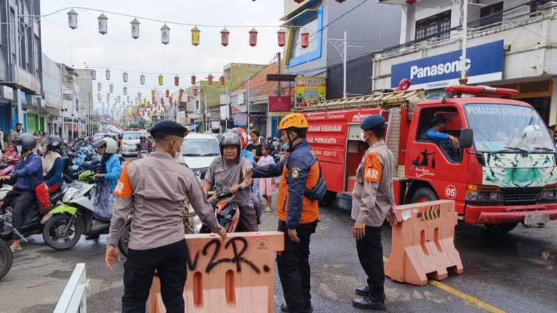 Perbantuan Sat Brimob Polda Jabar dalam Pemadaman Kebakaran Pasar Jumat Purwakarta