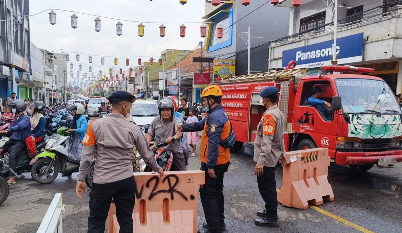 Perbantuan Sat Brimob Polda Jabar dalam Pemadaman Kebakaran Pasar Jumat Purwakarta