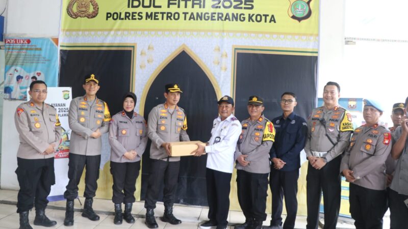 Kapolres Metro Tangerang Kota Cek Kesiapan  Pospam Operasi Ketupat Jaya 2025 dan Serahkan Bingkisan