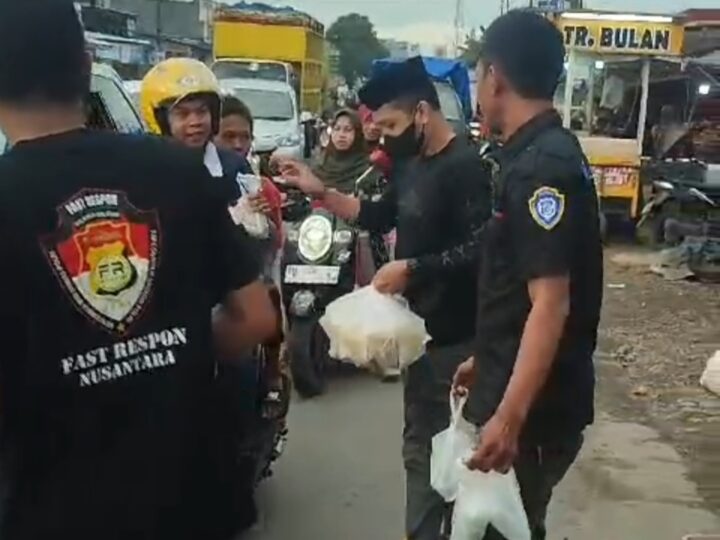 Jelang Buka Puasa Pengurus DPW FRN Sulsel Bagi Takjil Bagi Pengendara