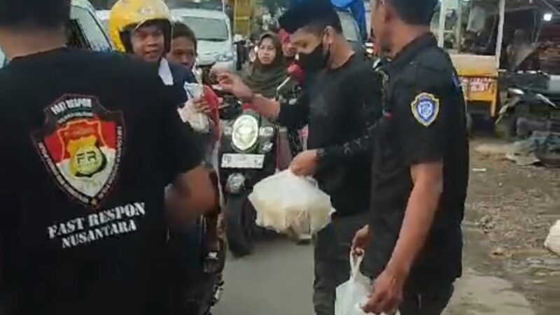 Jelang Buka Puasa Pengurus DPW FRN Sulsel Bagi Takjil Bagi Pengendara