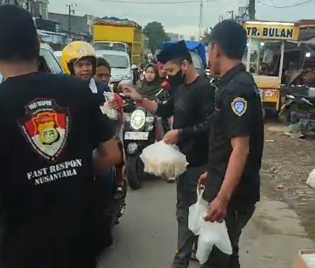 Jelang Buka Puasa Pengurus DPW FRN Sulsel Bagi Takjil Bagi Pengendara