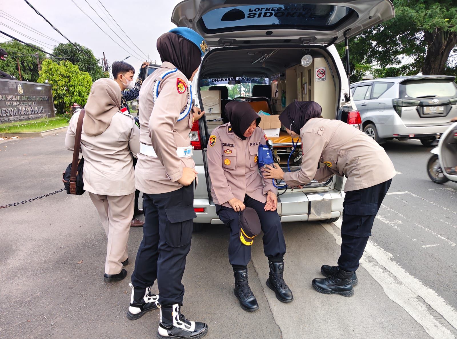 Bid Dokkes Polda Jabar Bersama RS Bhayangkara Bogor Gelar Pelayanan Kesehatan Gratis Bagi Pemudik Juga Petugas di Rest Area KM 62