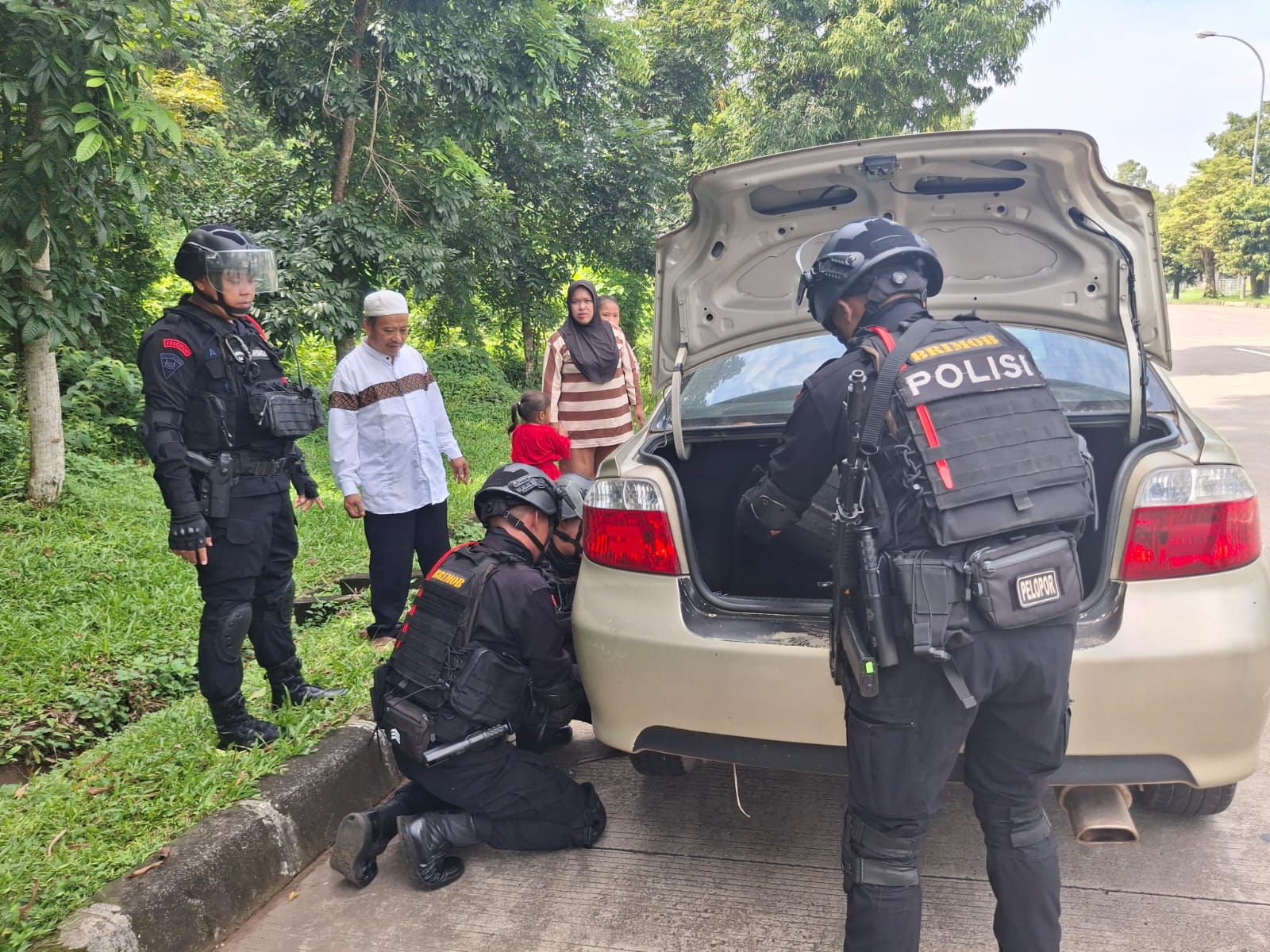Patroli Mandiri Sat Brimob Polda Jabar Bantu Pemudik di Jalur Purwakarta – Karawang Saat Operasi Ketupat Lodaya 2025