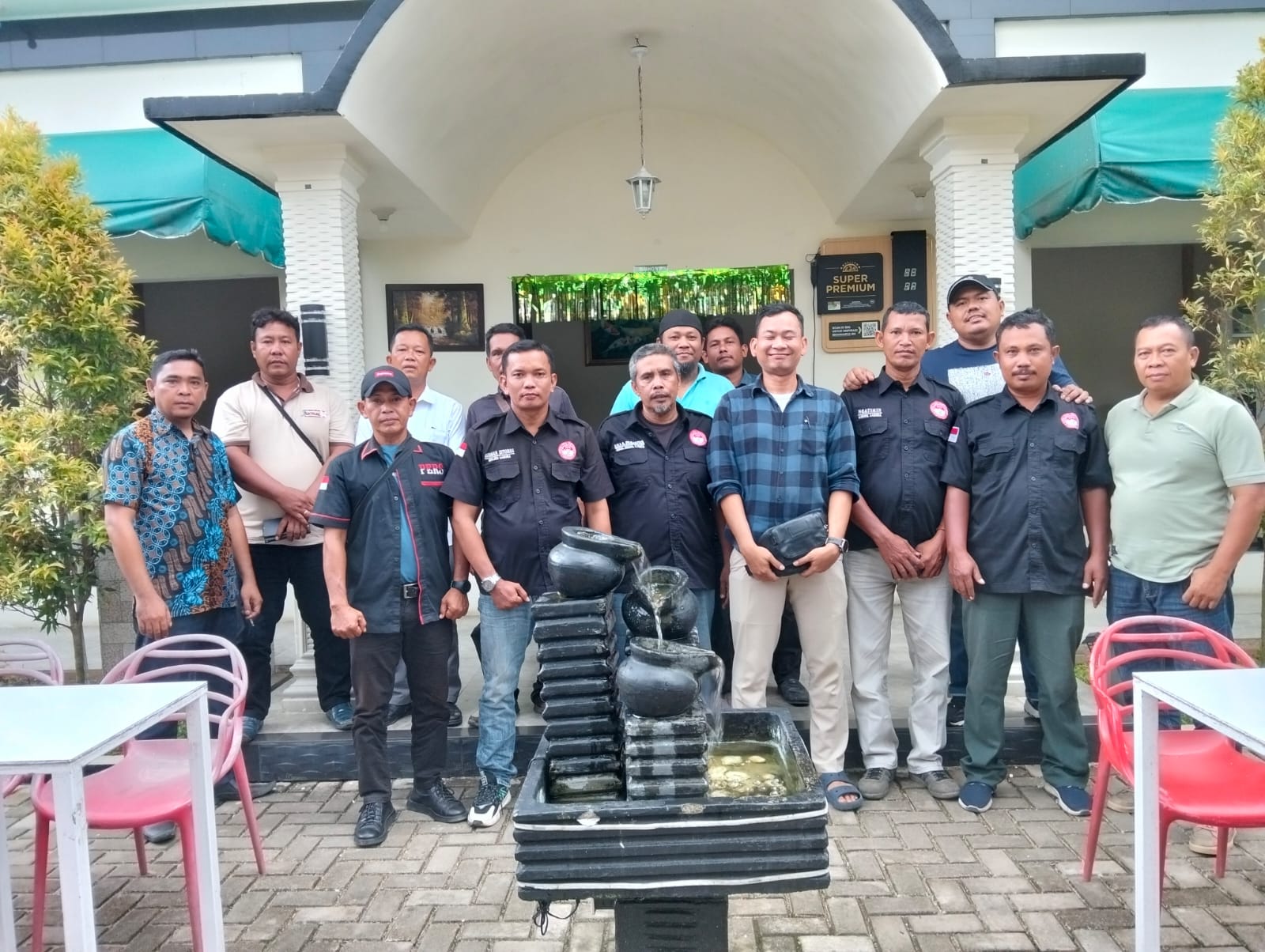 Demi Membangun Sportifitas Sesama Anggota FPII di Labura,Forum Pers Independen Indonesia Gelar Halal Bihalal di Kafe CK 3