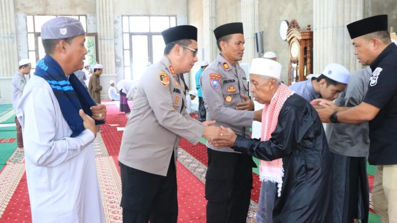 Kapolres HSU Usai Sholat Jum’at Gelar “Jum’at Berbagi” Di Desa Muara Tapus