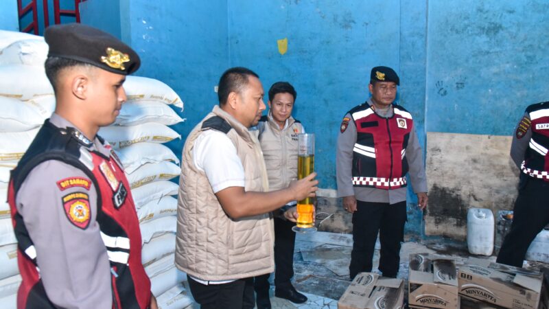 Satgas Pangan Polda Kalsel Lakukan Pengecekan Harga dan Produk Minyakita di Toko H. Bibah Banjarmasin