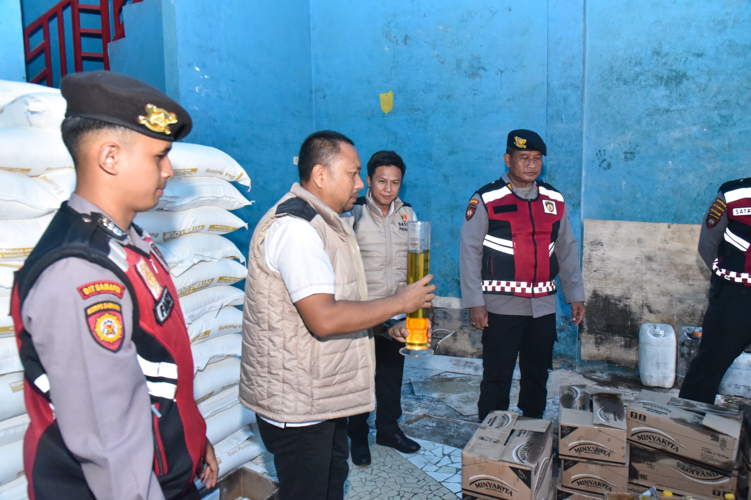 Satgas Pangan Polda Kalsel Lakukan Pengecekan Harga dan Produk Minyakita di Toko H. Bibah Banjarmasin