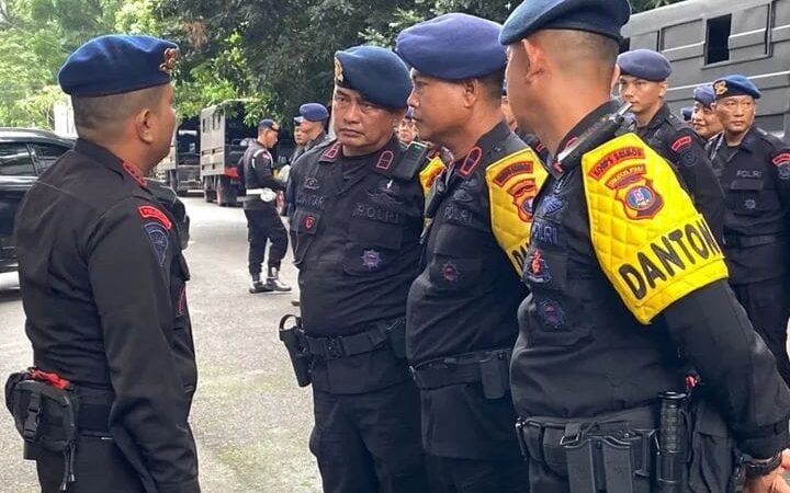 Brimob  Batalyon  B Backup  Polrestabes Medan  dalam Pengamanan Aksi  Damai  Driver Grab Bike di Kantor  DPRD Sumut 