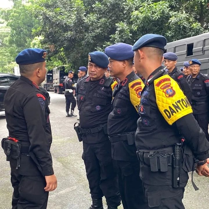 Brimob Batalyon B Backup Polrestabes Medan dalam Pengamanan Aksi Damai Driver Grab Bike di Kantor DPRD Sumut