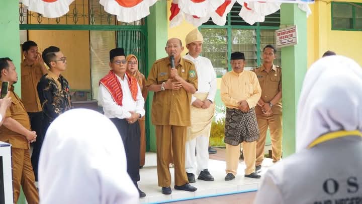Bupati Langkat Syah Afandin Serahkan Bus Sekolah Gratis, Komitmen Tingkatkan Akses Pendidikan