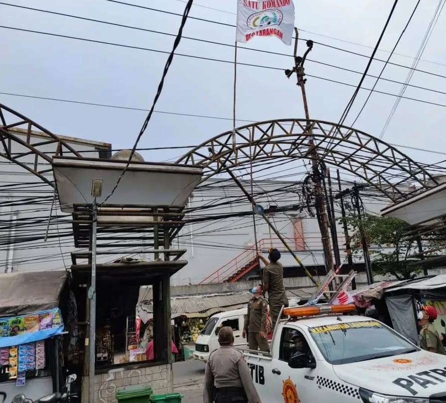 Polisi, TNI dan Satpol PP Tertibkan Puluhan Bendera Ormas di Tangerang 