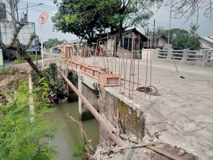 Diduga Minim Pengawasan, Proyek Jembatan di Cabangbungin Terkesan Amburadul