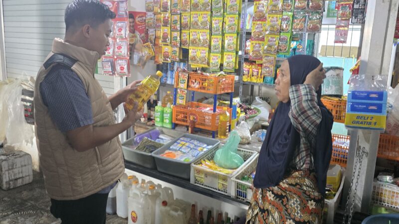 Satgas Pangan Reskrimsus Polda Kalsel Lakukan Pengecekan Minyak Goreng Merek “Minyakita” di Pasar Pandu Banjarmasin