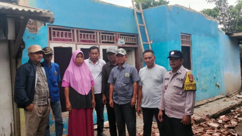 Respon Cepat Kades Karangpatri, Sambangi serta Bantu Warga Yang Rumahnya Roboh