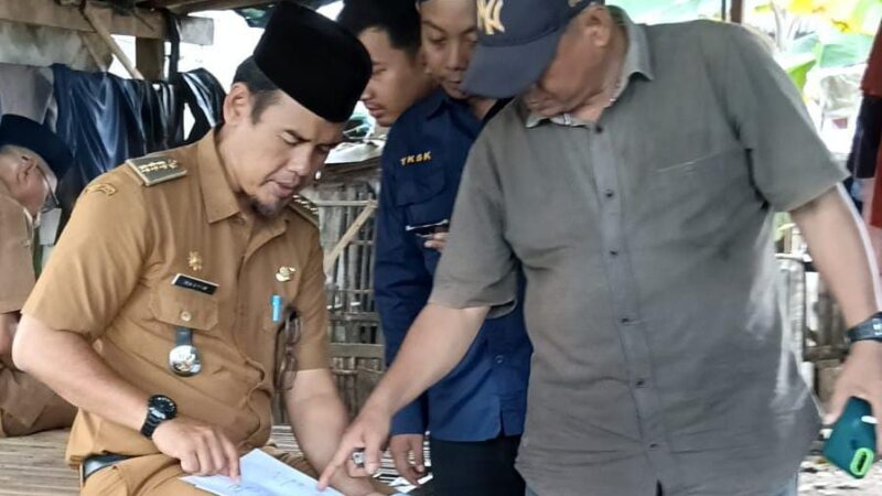 Camat Pebayuran Bersama Pemdes Desa Karangharja Kunjungi Warga Yang Rumahnya Tidak Layak Huni dan Berikan Bantuan Sembako Langsung 