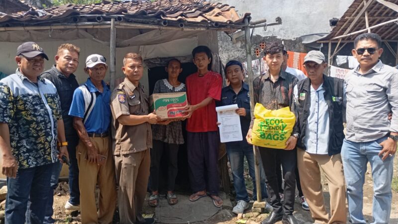 Camat Pebayuran Melalui TKSK, Team dan Tokoh Masarakat Monitoring, Salurkan Bantuan Sembako dari Dinas Sosial