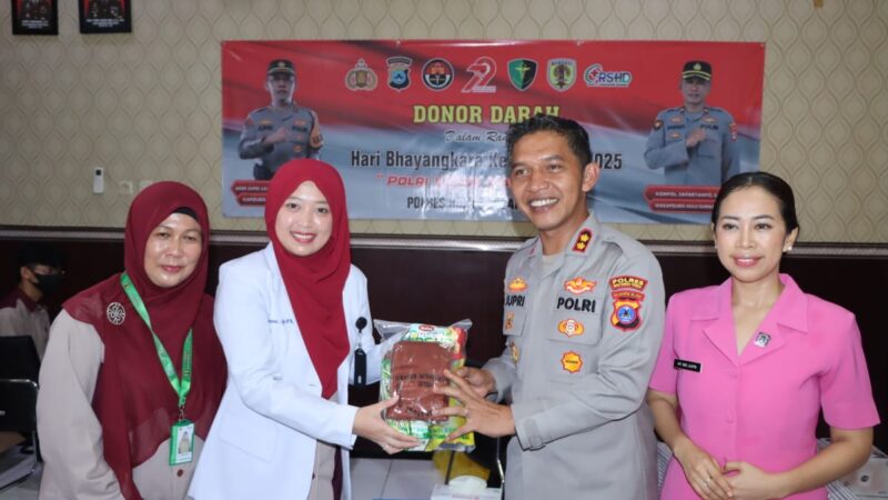 Meriahkan HUT Bhayangkara ke-79,Polres HST Gelar Pengobatan Gratis dan Pasar Murah 