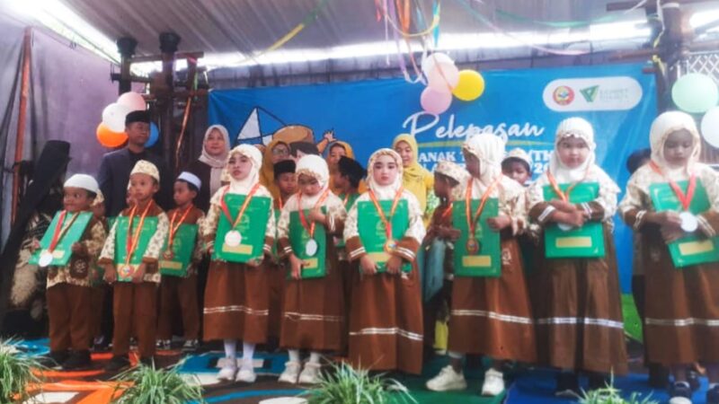Taman Pembinaan Anak Soleh (TAPAS) Rogojampi Gelar Wisuda Santri Ajaran Tahun 2024-2025.