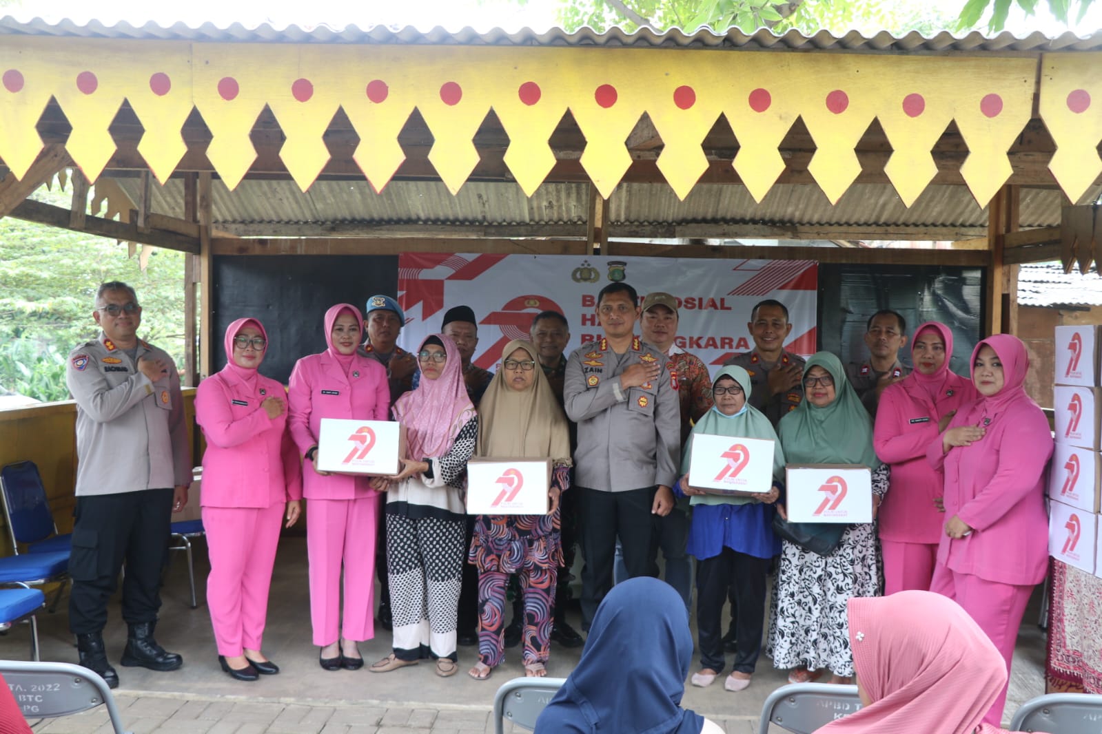 Sambut Hari Bhayangkara ke-79, Polres Metro Tangerang Kota Bagi 2.000 Paket Bantuan Sosial di Slum Area