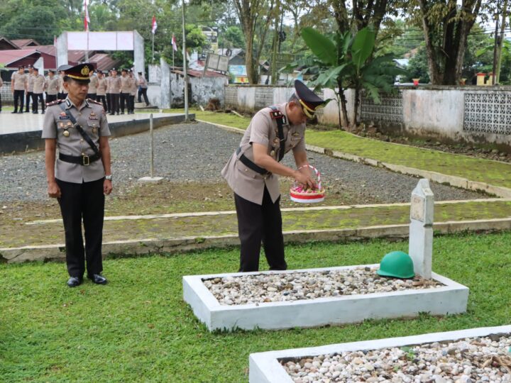 Jelang HUT Bhayangkara ke-79, Kapolres HST Pimpin Upacara Ziarah dan Tabur Bunga di Makam Pahlawan Taman Kesuma Bangsa Batu Benawa