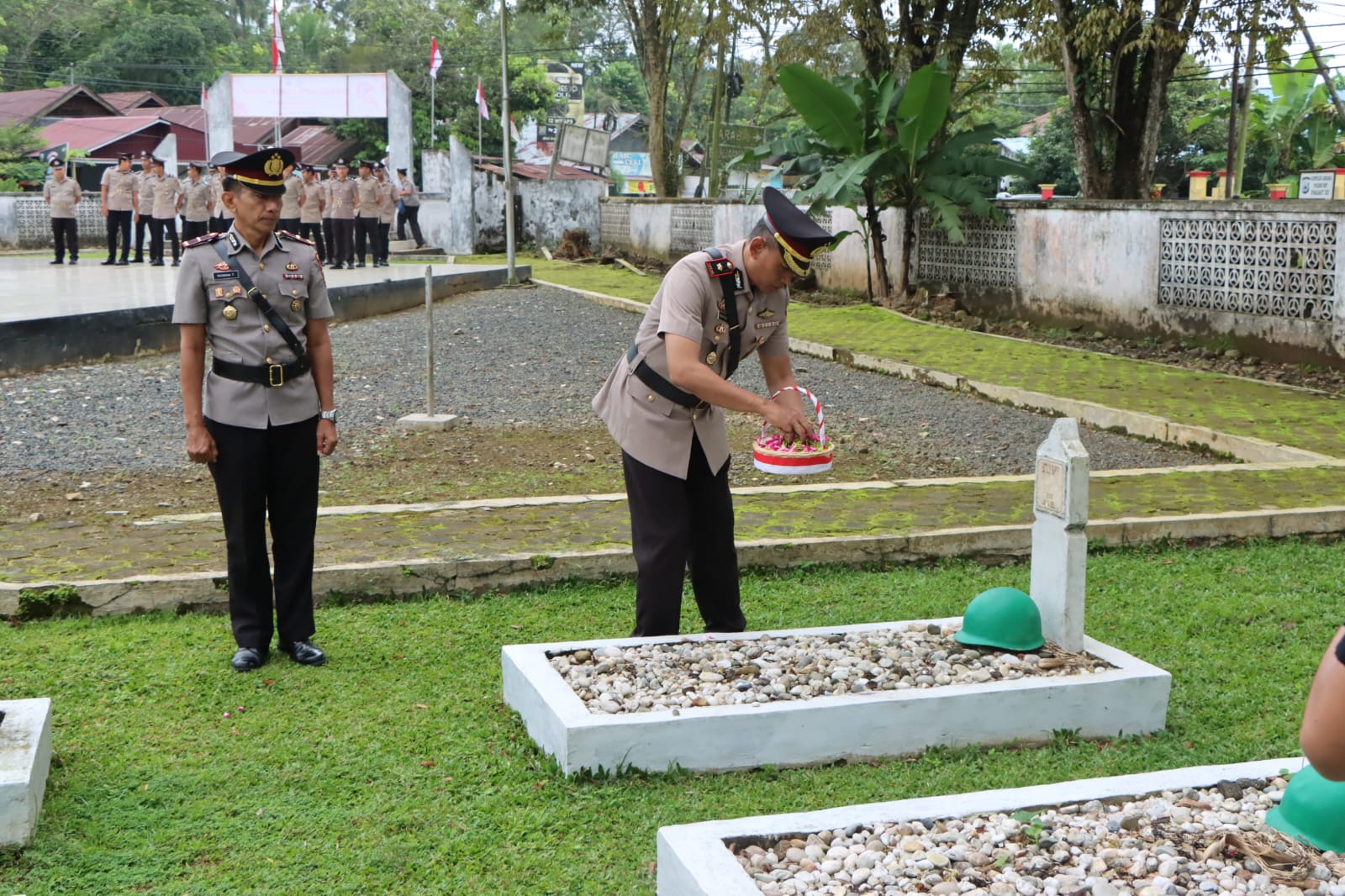 Jelang HUT Bhayangkara ke-79, Kapolres HST Pimpin Upacara Ziarah dan Tabur Bunga di Makam Pahlawan Taman Kesuma Bangsa Batu Benawa