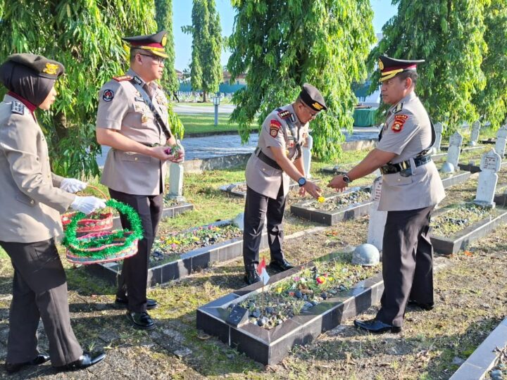 Menjelang HUT Bhayangkara Ke-79,Kapolda Sumsel Ziarah,dan Pimpin Upacara  di Taman Makam Pahlawan 