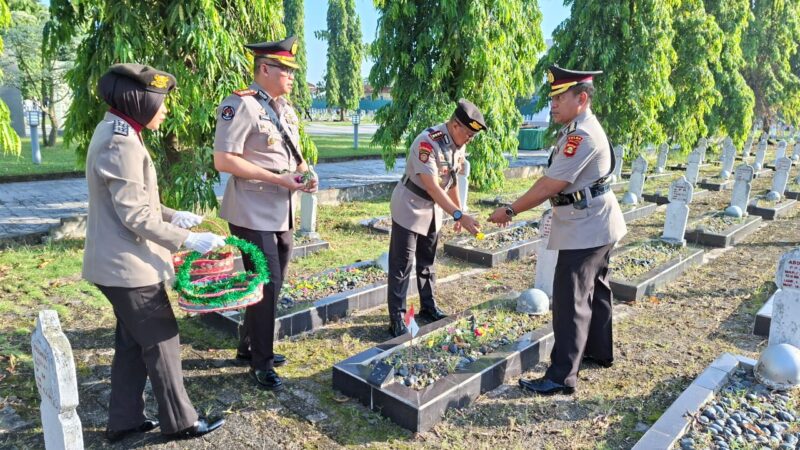 Menjelang HUT Bhayangkara Ke-79,Kapolda Sumsel Ziarah,dan Pimpin Upacara  di Taman Makam Pahlawan 