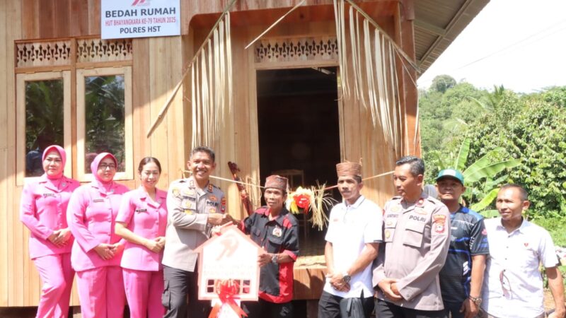 Peringati HUT Bhayangkara ke-79 Polres Hulu Sungai Tengah Kunjungi Warga Desa Pedalaman,Berikan Bantuan dan Bagikan Sembako